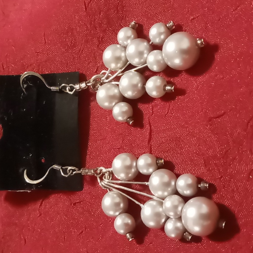 Vintage silver tone pearl dangling earrings
